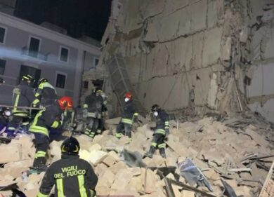 In rianimazione e con 2 costole rotte, come sta la donna salvata dalle macerie a Bari