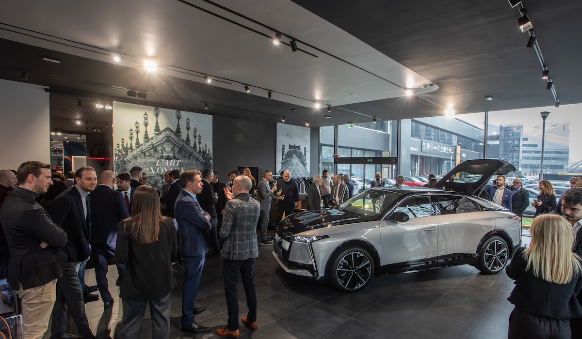 DS N°8: al via gli ordini in Italia per il nuovo SUV elettrico con autonomia fino a 750 km DS N°8: al via gli ordini in Italia per il nuovo SUV elettrico con autonomia fino a 750 km