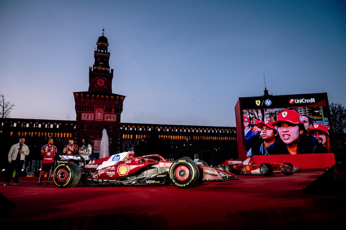 Milano si tinge di rosso con la Scuderia Ferrari HP: Leclerc e Hamilton infiammano Piazza Castello Milano si tinge di rosso con la Scuderia Ferrari HP: Leclerc e Hamilton infiammano Piazza Castello
