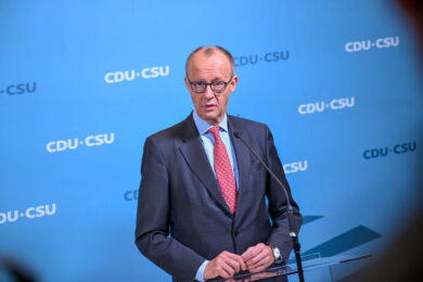 Germania, allarme debito: il piano di Merz per il riarmo tedesco ha i giorni contati. Ecco perchè