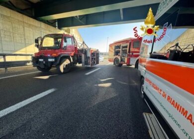 Scuolabus con 44 bambini contro un tir sulla A4 a Cormano: grave il conducente