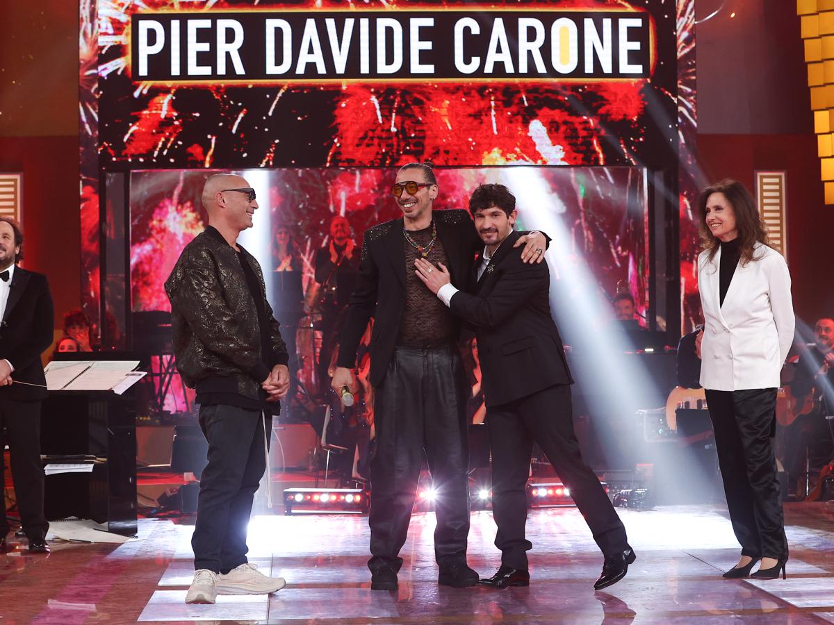Pierdavide Carone a Verissimo, chi è il cantautore: il tumore, ‘Amici’ sino alla vittoria a ‘Ora o mai più’ Pierdavide Carone a Verissimo, chi è il cantautore: il tumore, ‘Amici’ sino alla vittoria a ‘Ora o mai più’