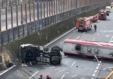 Paura a Napoli, autocisterna si ribalta in mezzo alla strada: traffico bloccato e famiglie evacuate