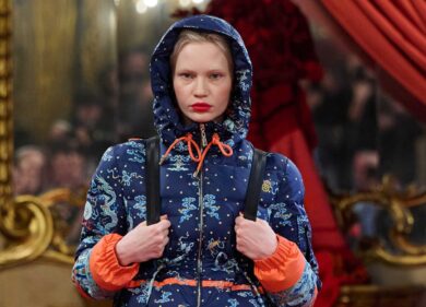 Tra Oriente e Occidente: HUI intreccia arte, moda e tradizione alla Milano Fashion Week