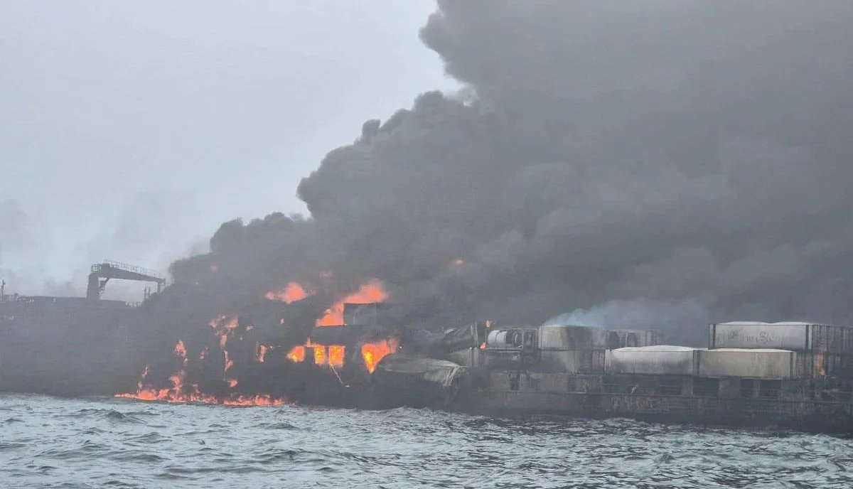 Regno Unito, collisione tra una petroliera Usa e una nave cargo nel Mare del Nord. Fiamme a bordo Regno Unito, collisione tra una petroliera Usa e una nave cargo nel Mare del Nord. Fiamme a bordo
