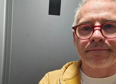 L’ex campione di Formula 1 Villeneuve bloccato nei bagni di Malpensa, costretto a sfondare la porta. FOTO