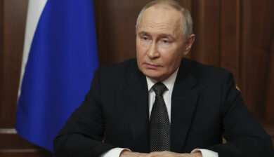 Ucraina, il Cremlino: “Negoziati con gli Usa lunghi e difficili”. Zelensky: “Vogliamo la pace, ma non c’è per colpa di Mosca”