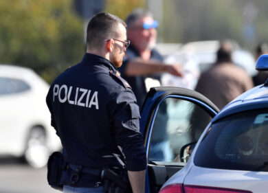 Bolzano, una madre minaccia di lanciarsi con i figli nell’Adige. Spunta il poliziotto eroe