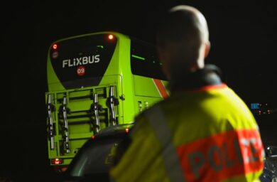 Autista di Flixbus sbaglia manovra: mezzo incastrato nel Comasco