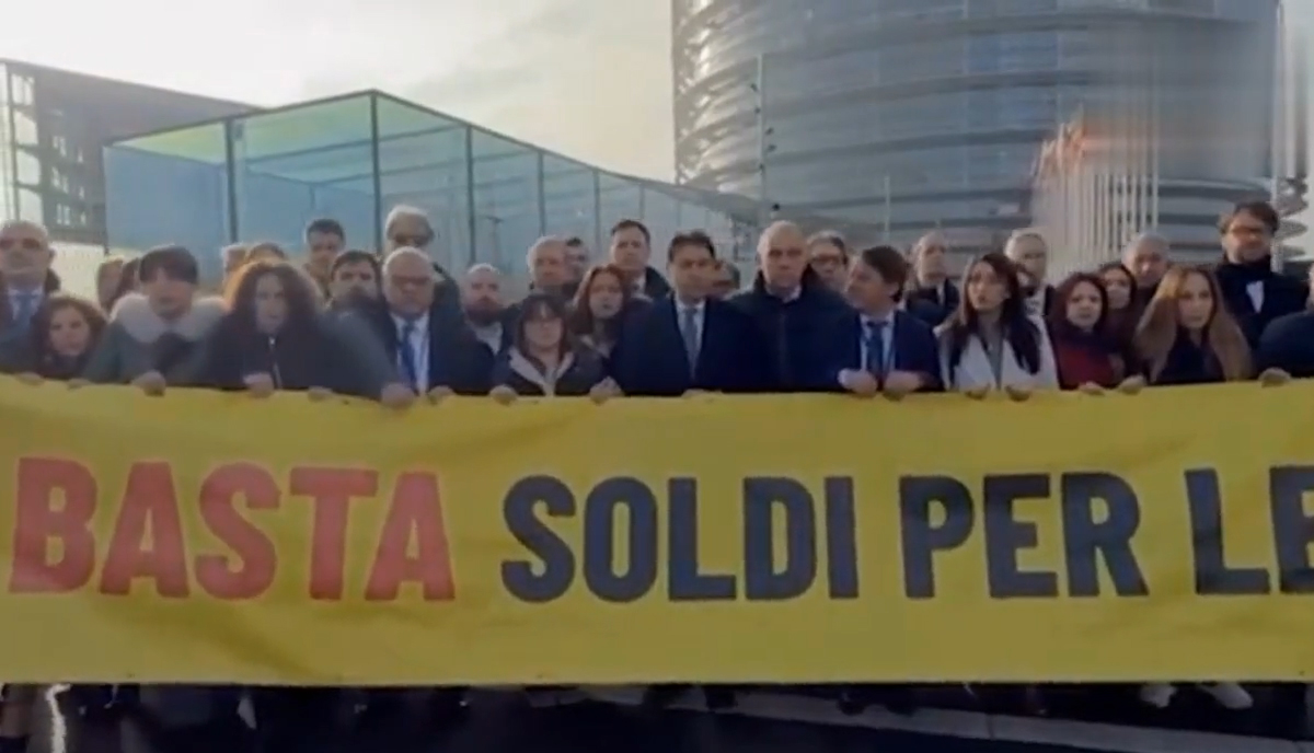 Protesta M5S con Conte a Strasburgo: “Basta soldi per le armi”. Siluro indiretto a Schlein Protesta M5S con Conte a Strasburgo: “Basta soldi per le armi”. Siluro indiretto a Schlein