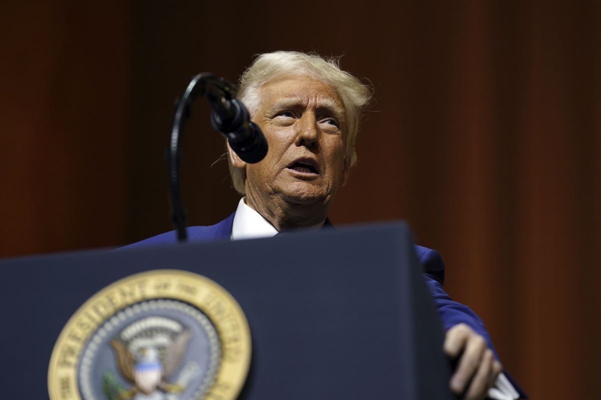 Dazi, Trump: “Non ci faremo maltrattare dall’Ue. Sanzioni devastanti a Mosca se Putin rifiuta la tregua” Dazi, Trump: “Non ci faremo maltrattare dall’Ue. Sanzioni devastanti a Mosca se Putin rifiuta la tregua”