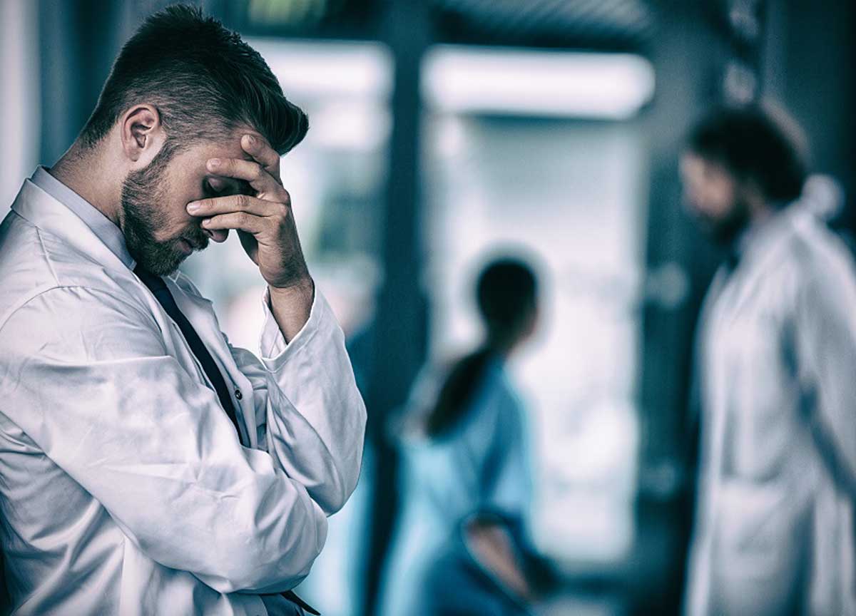 Medici e infermieri nel mirino, crescono le aggressioni. Censis: “Ospedali da santuari del bene a luoghi di paura”