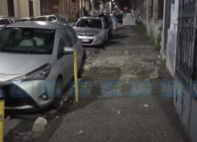 Terremoto a Napoli, scossa fortissima di magnitudo 4,4. Diversi crolli, salvata una persona