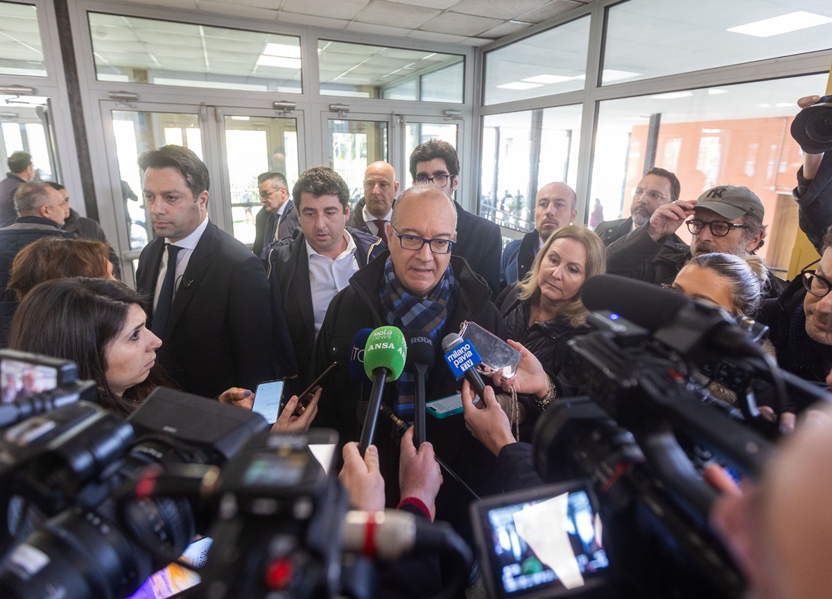 Galleria foto 'Milano, nuova targa per Ramelli al Molinari. I centro sociali contestano Valditara' - foto 1