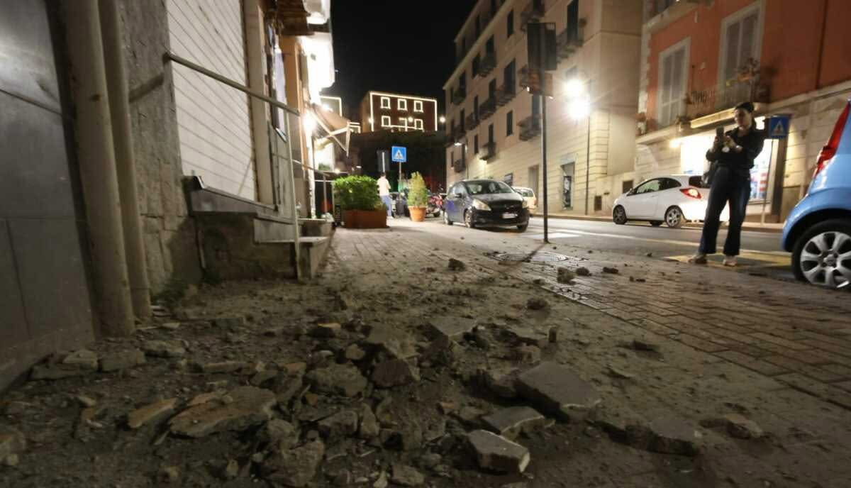 Terremoto, Tozzi: “Ai Campi Flegrei 29 vulcani sotterranei, non possono viverci 600mila persone” Terremoto, Tozzi: “Ai Campi Flegrei 29 vulcani sotterranei, non possono viverci 600mila persone”