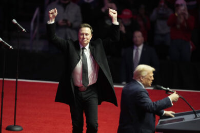 Il paradosso, Tesla (di Musk) preoccupata per i dazi di Trump: “Componenti introvabili”