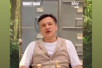 Money Road, Fabio Caressa nella giungla malese: il nuovo show di Sky in cui “Ogni tentazione ha un prezzo”