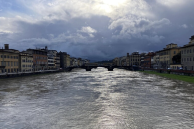 Maltempo in Toscana, passa la piena dell’Arno ma resta l’allerta rossa. Persone isolate in 14 comuni