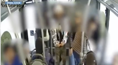 Milano, anziana picchiata e rapinata sul bus: in cinque per strapparle una collanina d’oro | VIDEO