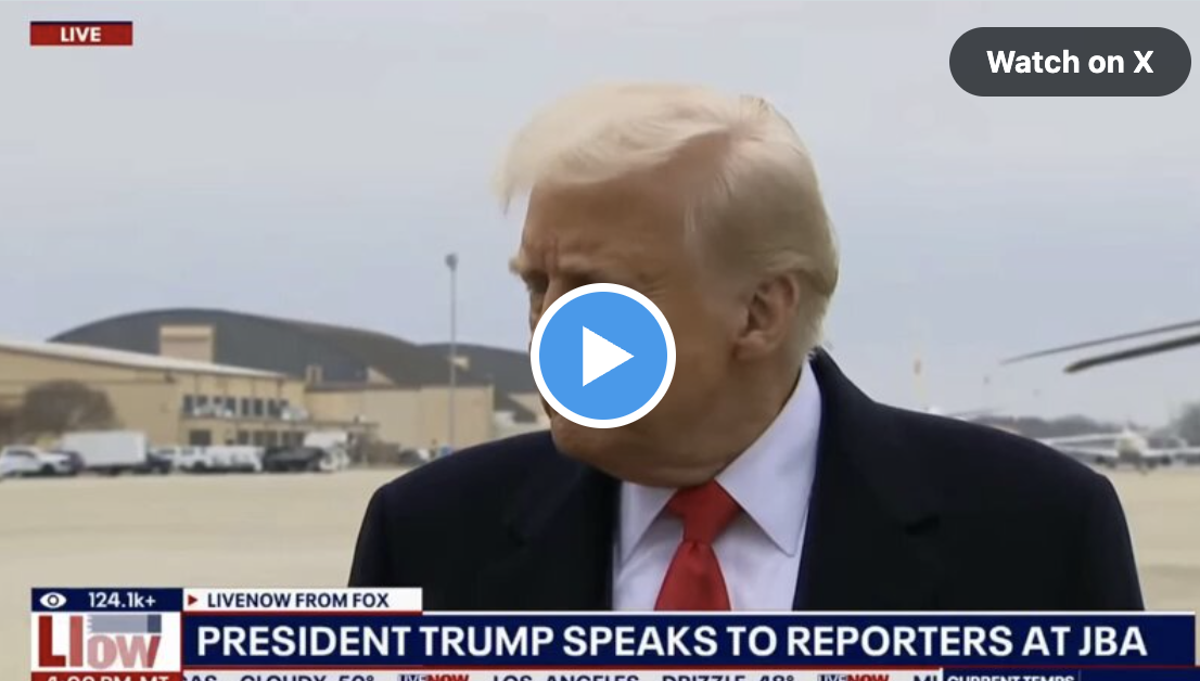 Giornalista colpisce Trump in faccia con un microfono: la reazione stizzita del presidente | VIDEO Giornalista colpisce Trump in faccia con un microfono: la reazione stizzita del presidente | VIDEO