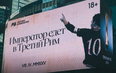 Francesco Totti a Mosca, in Russia spuntano i cartelloni: “Arriva l’imperatore”. Bufera social e insorge la Sx