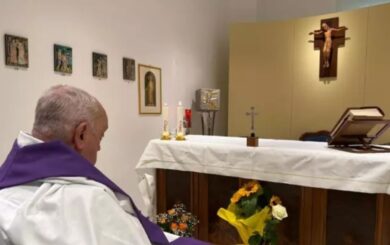 Come sta Papa Francesco, il testo dell’Angelus: “Vivo un periodo di prova, ma Dio non mi abbandona”. La prima foto di Bergoglio