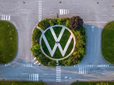 Volkswagen punta sulla Cina e tratta con Ecarx (Geely): il piano per fare auto intelligenti in Europa