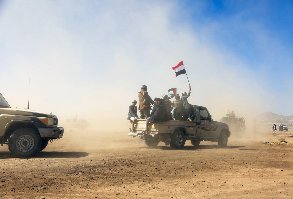 Yemen, gli Houthi rispondono al fuoco: missili contro la portaerei degli Usa nel Mar Rosso Yemen, gli Houthi rispondono al fuoco: missili contro la portaerei degli Usa nel Mar Rosso