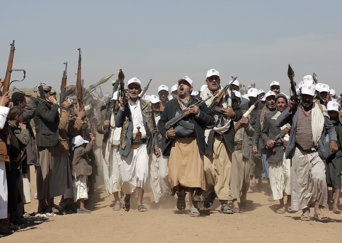 Yemen, gli Houthi rispondono al fuoco: missili contro la portaerei degli Usa nel Mar Rosso Yemen, gli Houthi rispondono al fuoco: missili contro la portaerei degli Usa nel Mar Rosso