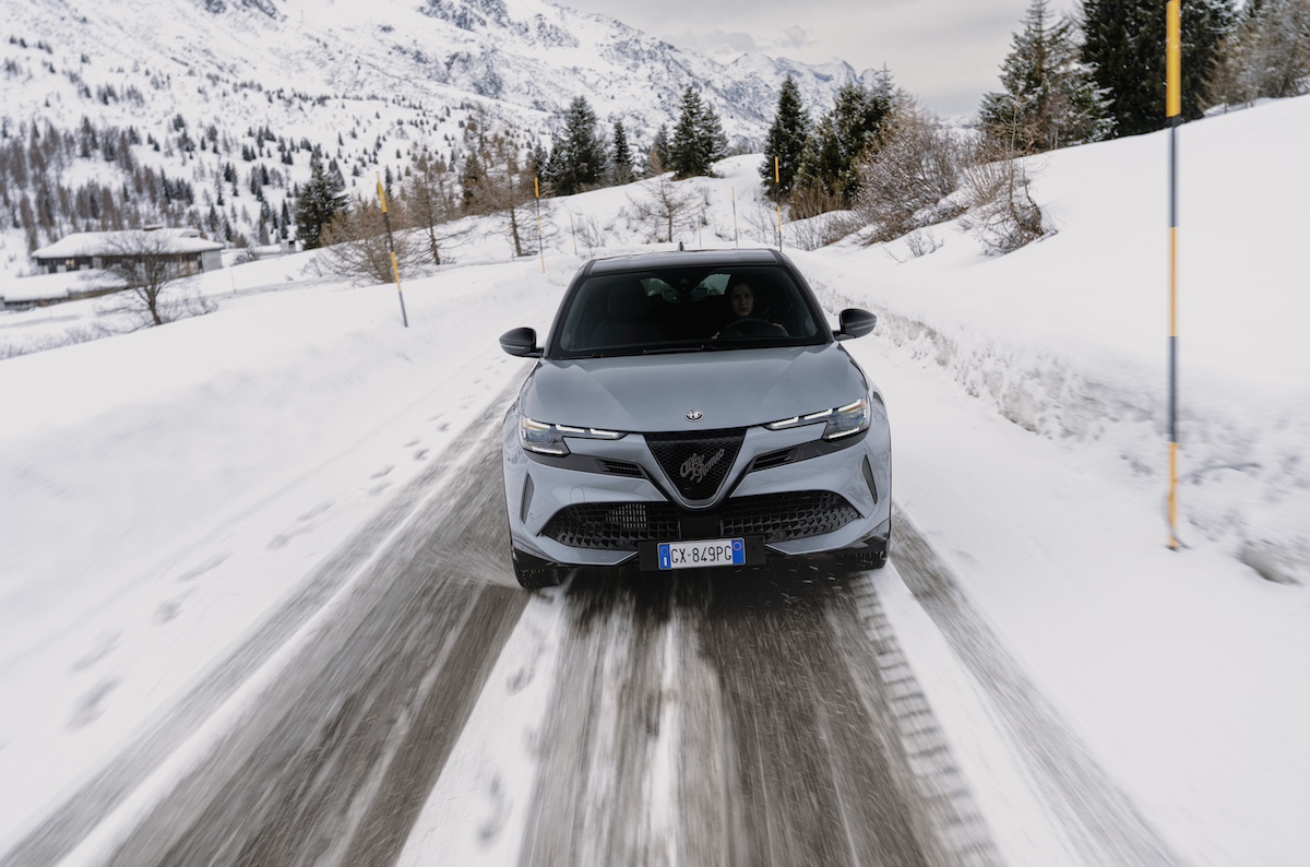 Nuova Alfa Romeo Junior Ibrida Q4: la rivoluzione premium con trazione integrale intelligente
