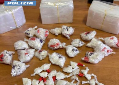 Droghe sintetiche (spesso sconosciute) in aumento: si pagano in cripto sul web e la consegna a casa è sicura