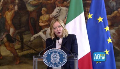 Meloni più forte grazie alla competizione Starmer-Macron e dopo la piazza romana europeista. Ecco perché