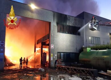 Buccinasco, brucia una ricicleria. Intervenute 6 squadre di vigili del fuoco