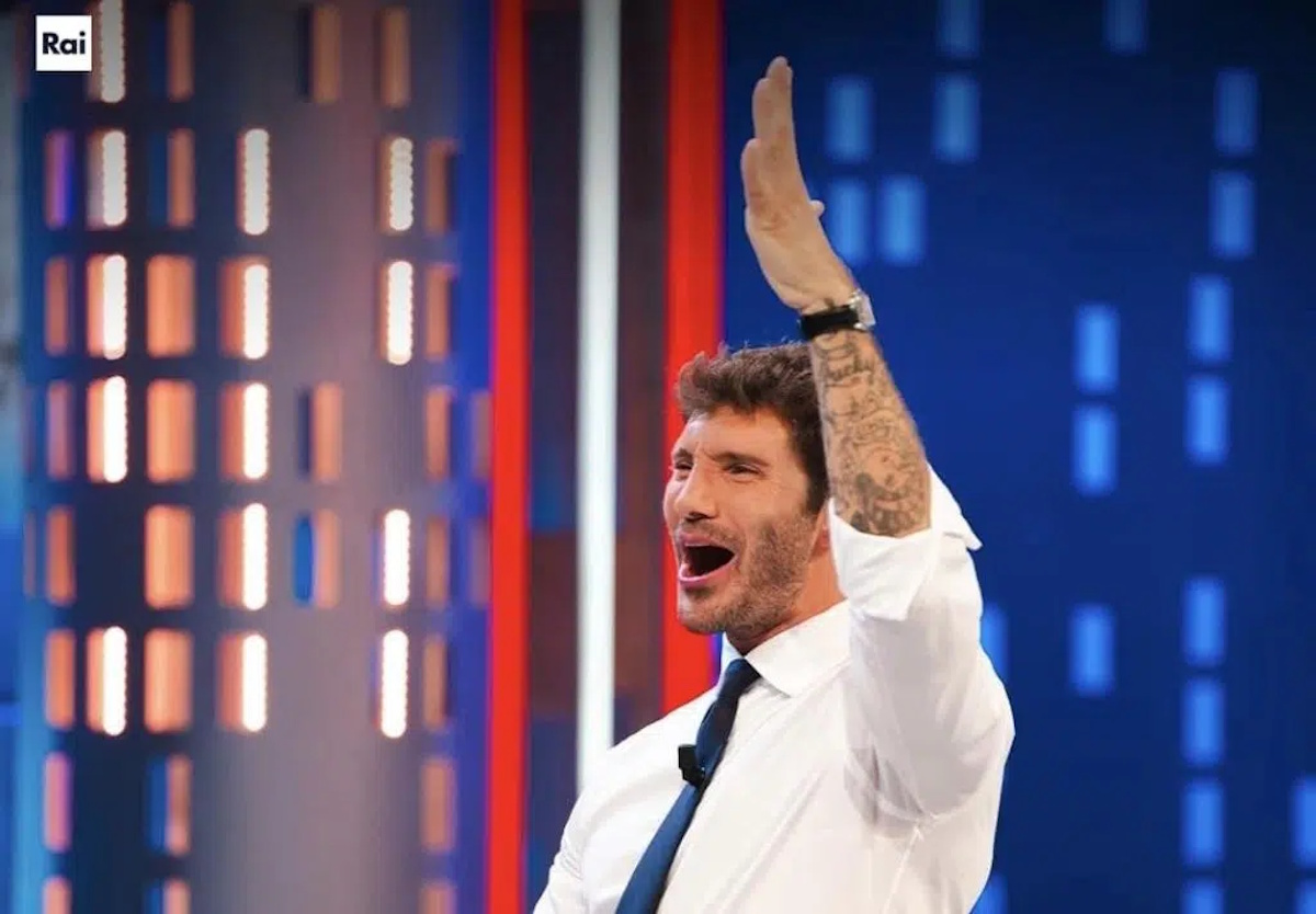 Ascolti tv, Stefano De Martino uomo dei record si prende tutto: Affari Tuoi sfiora il 31% di share e i talk chiudono in calo Ascolti tv, Stefano De Martino uomo dei record si prende tutto: Affari Tuoi sfiora il 31% di share e i talk chiudono in calo
