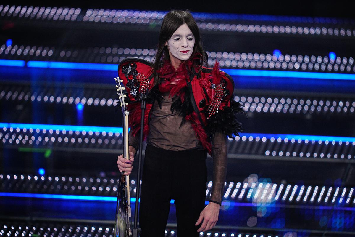 Lucio Corsi accusato di razzismo prima dell’Eurovision: “Parla di zingari che rubano bambini”