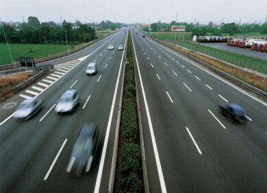 Autostrada Como-Milano: 23enne a piedi per 3 chilometri sulla corsia di sorpasso