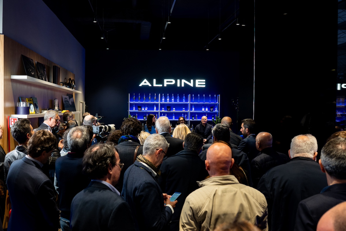 Atelier Alpine A290 Lounge apre a Milano: il nuovo spazio esclusivo tra sportività e lifestyle Atelier Alpine A290 Lounge apre a Milano: il nuovo spazio esclusivo tra sportività e lifestyle