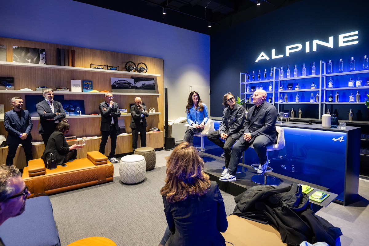 Atelier Alpine A290 Lounge apre a Milano: il nuovo spazio esclusivo tra sportività e lifestyle Atelier Alpine A290 Lounge apre a Milano: il nuovo spazio esclusivo tra sportività e lifestyle