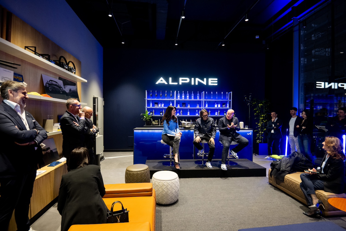 Atelier Alpine A290 Lounge apre a Milano: il nuovo spazio esclusivo tra sportività e lifestyle Atelier Alpine A290 Lounge apre a Milano: il nuovo spazio esclusivo tra sportività e lifestyle