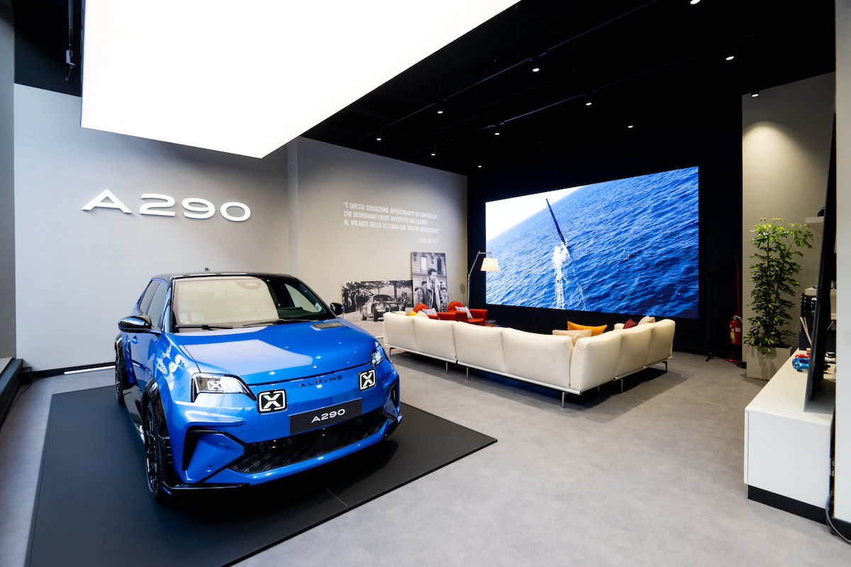 Atelier Alpine A290 Lounge apre a Milano: il nuovo spazio esclusivo tra sportività e lifestyle Atelier Alpine A290 Lounge apre a Milano: il nuovo spazio esclusivo tra sportività e lifestyle