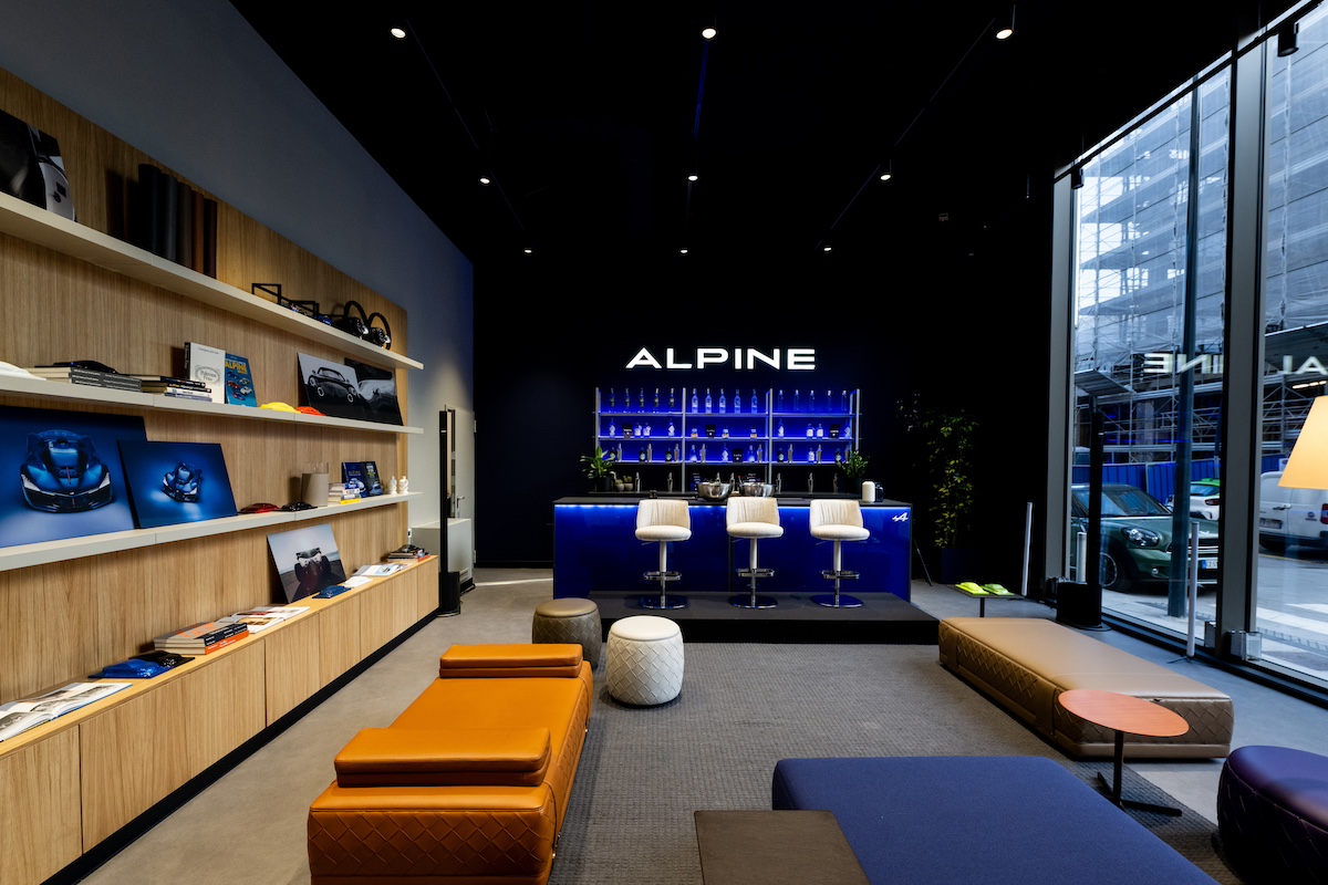 Atelier Alpine A290 Lounge apre a Milano: il nuovo spazio esclusivo tra sportività e lifestyle Atelier Alpine A290 Lounge apre a Milano: il nuovo spazio esclusivo tra sportività e lifestyle