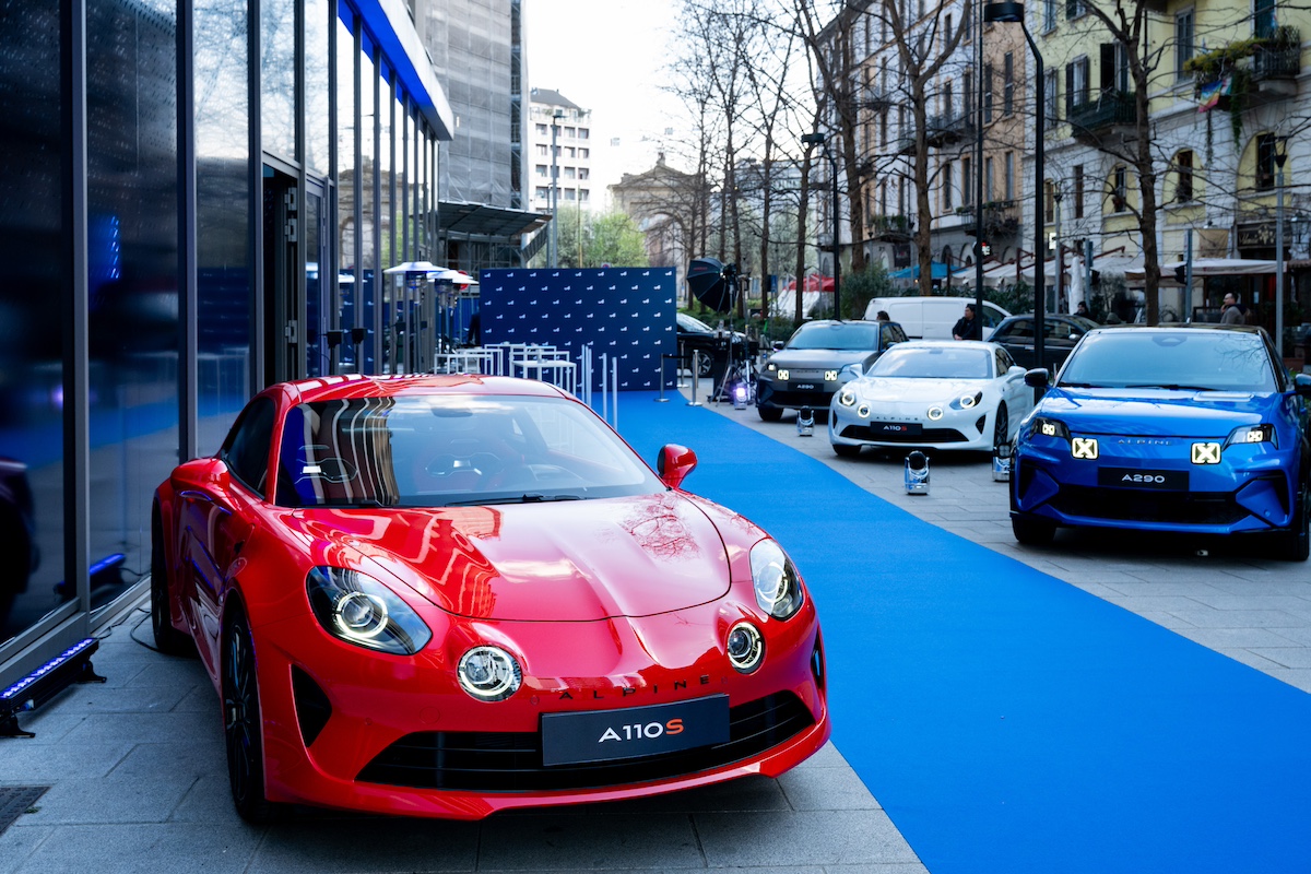 Atelier Alpine A290 Lounge apre a Milano: il nuovo spazio esclusivo tra sportività e lifestyle Atelier Alpine A290 Lounge apre a Milano: il nuovo spazio esclusivo tra sportività e lifestyle