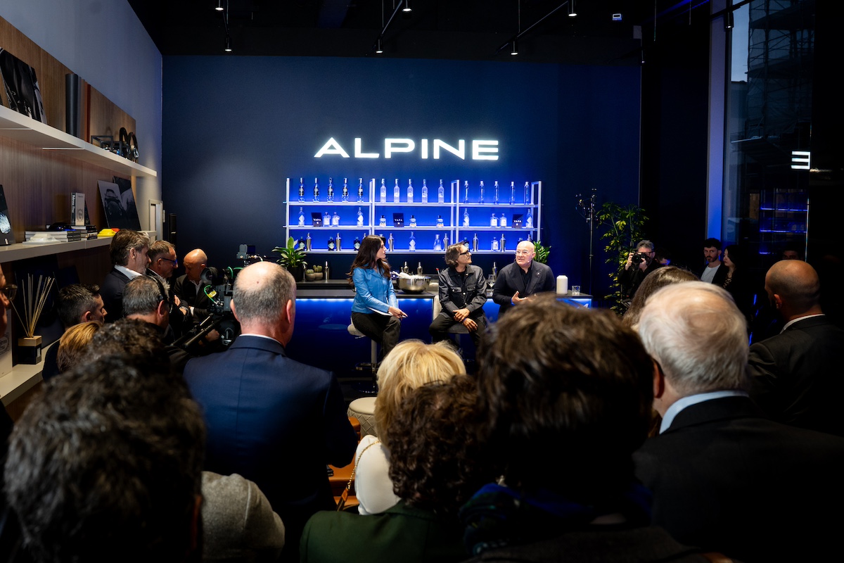 Atelier Alpine A290 Lounge apre a Milano: il nuovo spazio esclusivo tra sportività e lifestyle Atelier Alpine A290 Lounge apre a Milano: il nuovo spazio esclusivo tra sportività e lifestyle