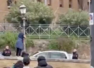 Dà di matto sul muretto davanti al Colosseo, bloccato dai Carabinieri col taser