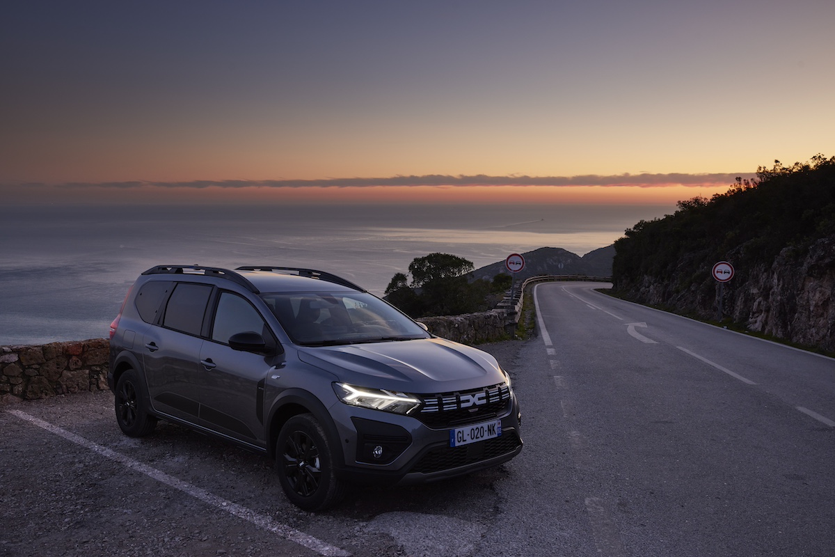Dacia Jogger: motorizzazioni per ogni esigenza e oltre 1000 km con un pieno Dacia Jogger: motorizzazioni per ogni esigenza e oltre 1000 km con un pieno