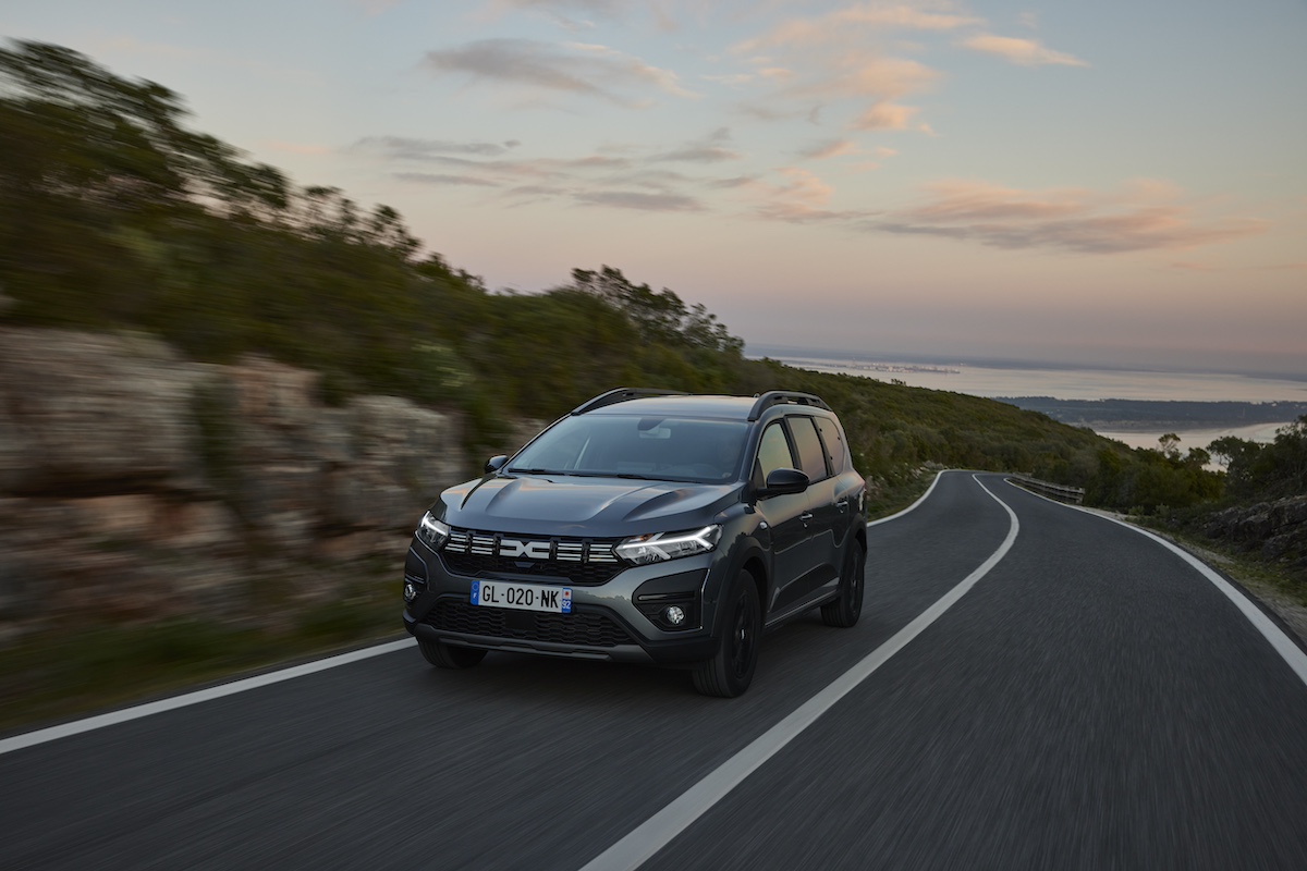 Dacia Jogger: motorizzazioni per ogni esigenza e oltre 1000 km con un pieno Dacia Jogger: motorizzazioni per ogni esigenza e oltre 1000 km con un pieno