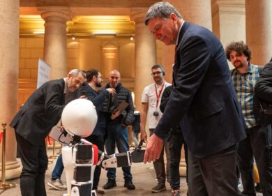 Adriano è il primo robot dipendente pubblico: lo ha “assunto” la Camera di Commercio di Roma