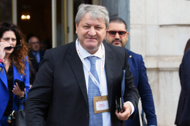 Molise, Roberti indagato per corruzione e la moglie assunta a sua insaputa: “Ma di cosa devo occuparmi?”