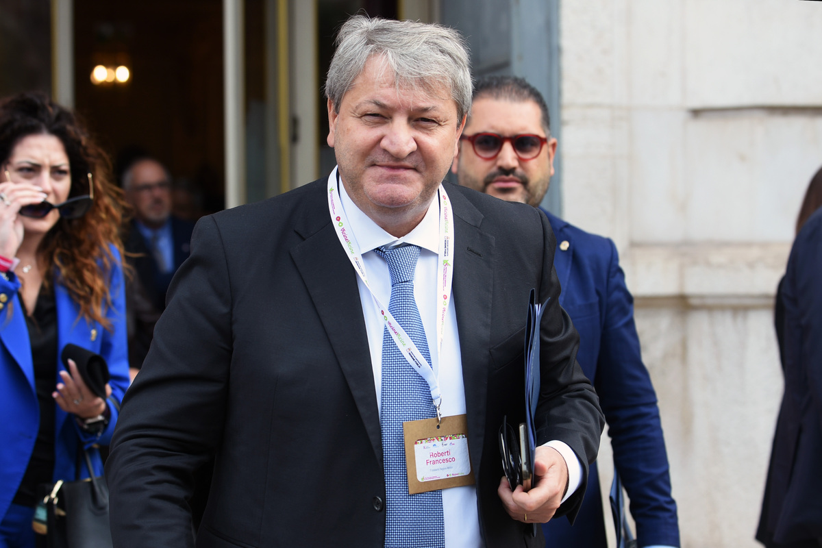 Molise, Roberti indagato per corruzione e la moglie assunta a sua insaputa: “Ma di cosa devo occuparmi?” Molise, Roberti indagato per corruzione e la moglie assunta a sua insaputa: “Ma di cosa devo occuparmi?”