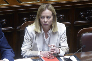 Consiglio Ue, Meloni cita il manifesto di Ventotene: “Non è la mia Europa”. Bagarre in Aula e seduta sospesa